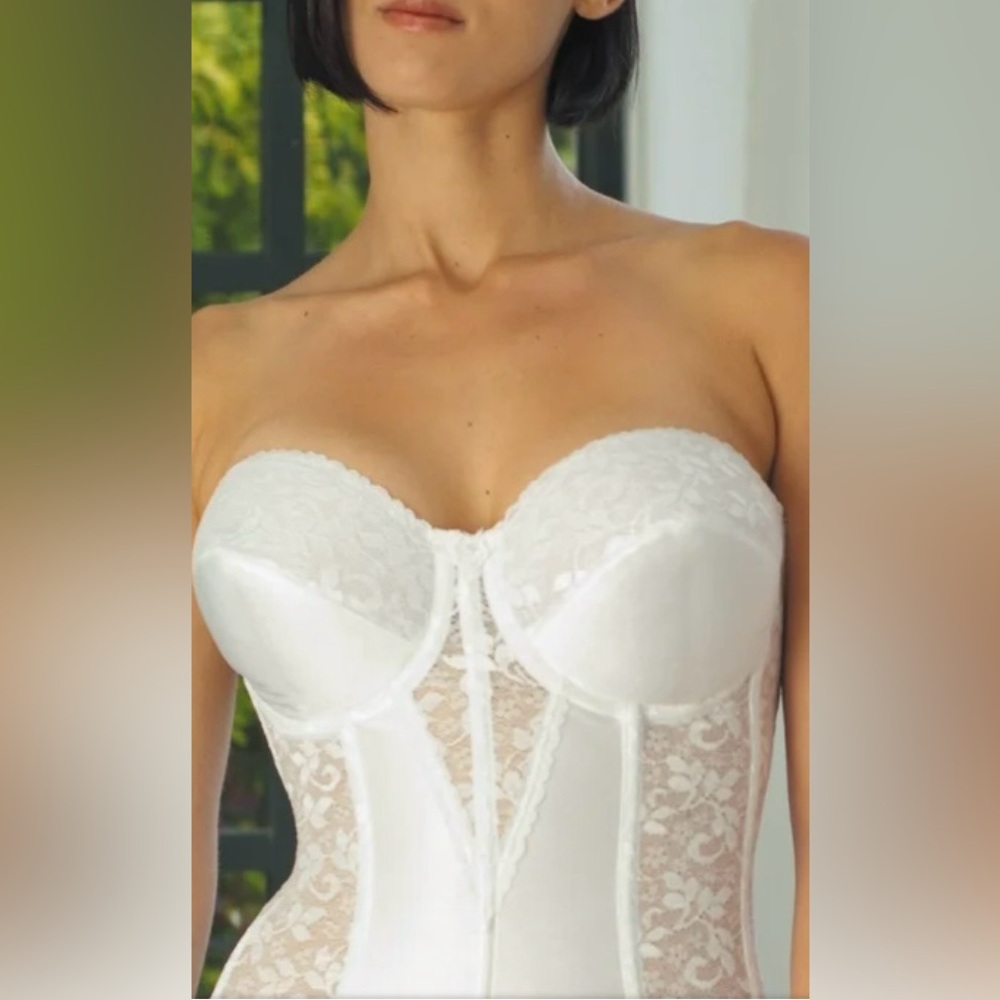 Carnival Lace Full Coverage Torsolette. White. Like New.  40D